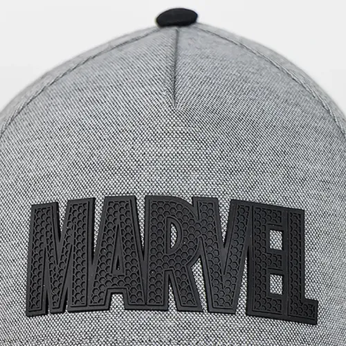 Gorra Gris y Negra con Texto Mark