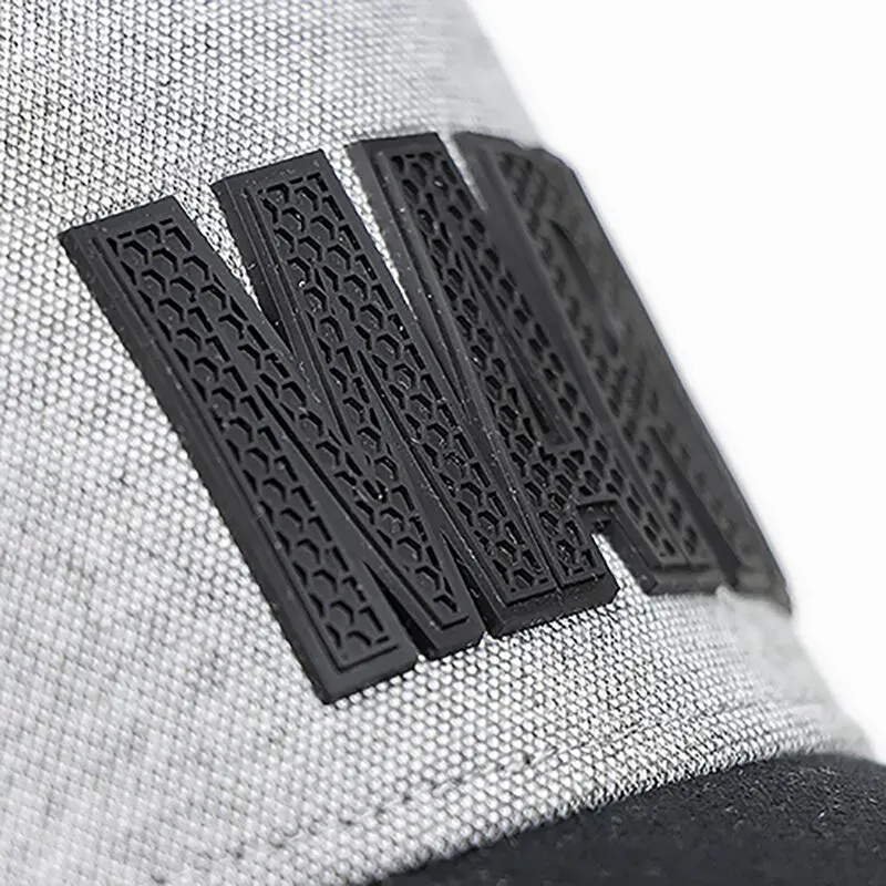 Gorra Gris y Negra con Texto Mark