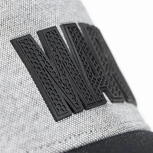 Gorra Gris y Negra con Texto Mark