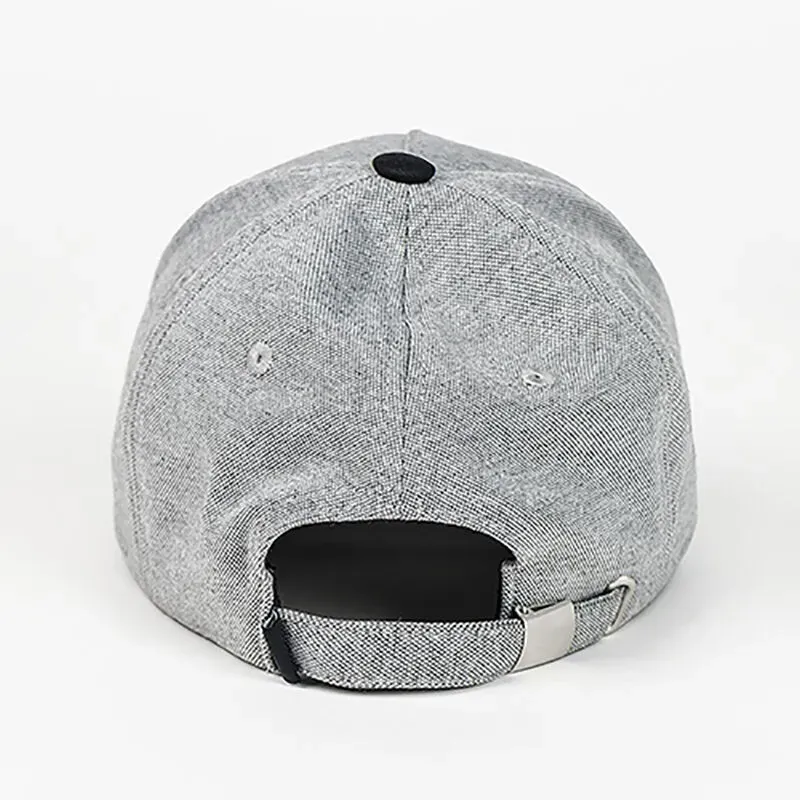 Gorra Gris y Negra con Texto Mark