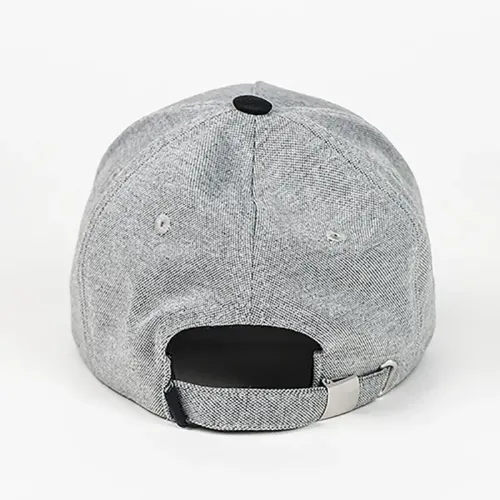 Gorra Gris y Negra con Texto Mark